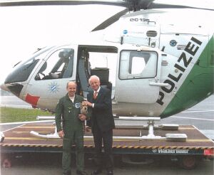 Tiger Baby mit Ministerpräsident Dr. Stoiber vor Polizei Helikopter